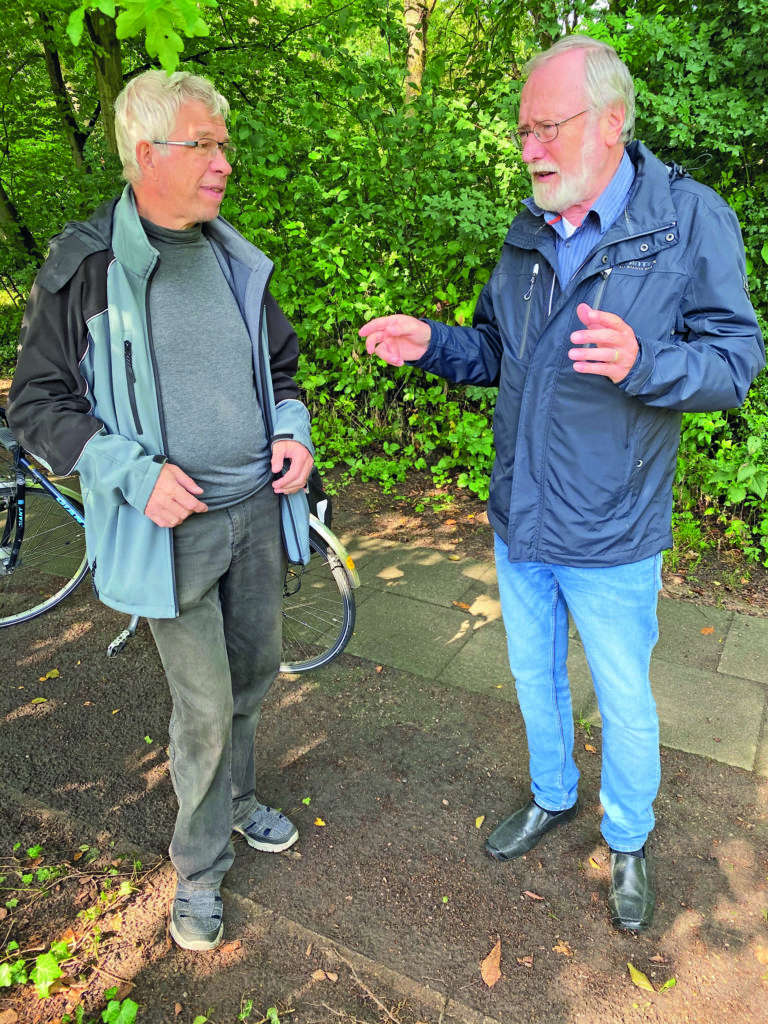 Gerd Grodd und Heinz-Werner Steckhan diskutieren den Zustand des Lütt Diek in Bergstedt