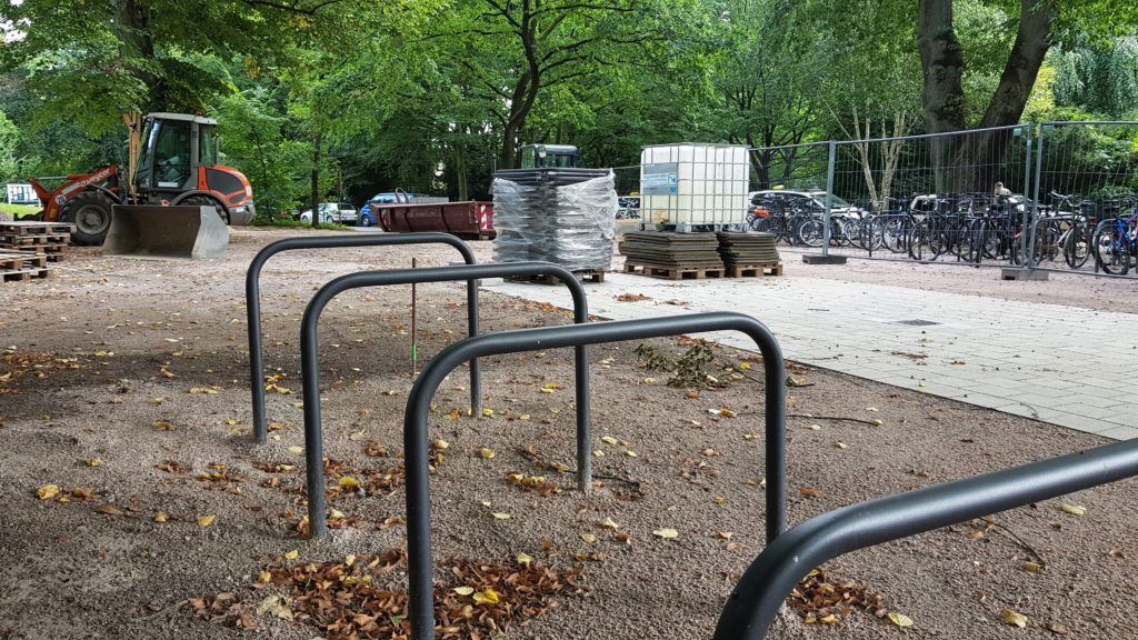 Fahrradbügel in Volksdorf mit Baustelle im Hintergrund