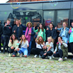 Die Schulklasse der Stadtteilschule Bergstedt vor "ihrem" Bus
