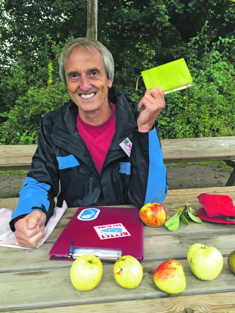 Jürgen Forkel-Schubert zeigt sein Notizbuch aus Apfeltrester