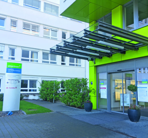 Der Haupteingang des Amalie-Sieveking-Krankenhauses in Volksdorf