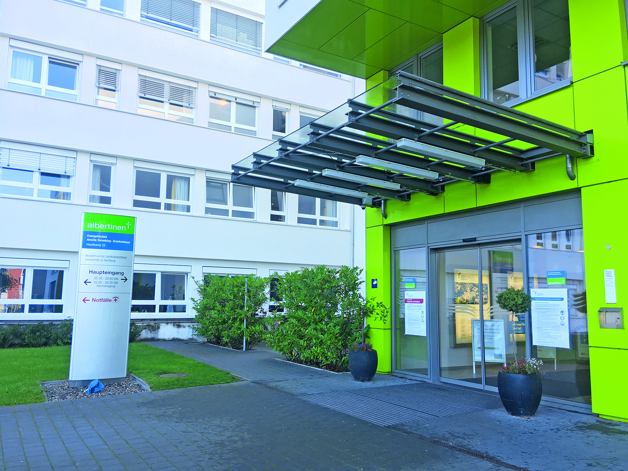 Der Haupteingang des Amalie-Sieveking-Krankenhauses in Volksdorf