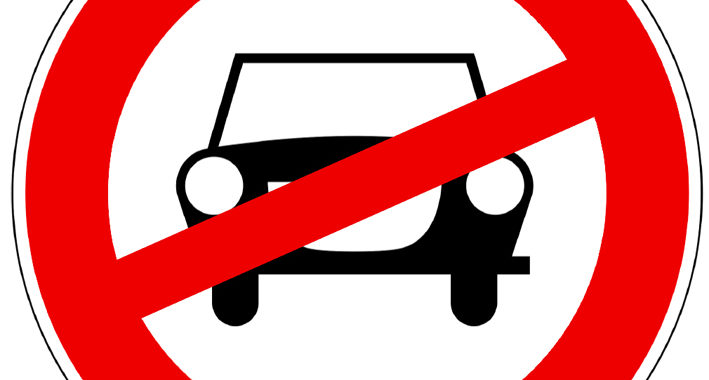 Verbotsschild mit durchgestrichenem Auto