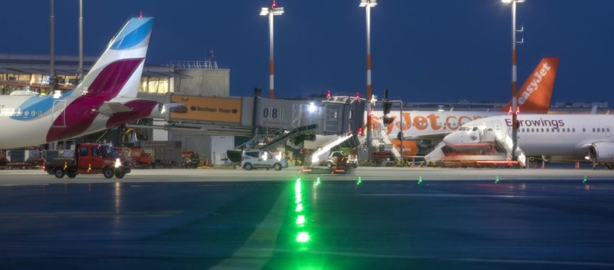 Das Flughafenvorfeld des Flughafen Hamburg bei Nacht.