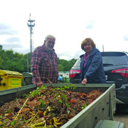 Silke und Wolfgang L. bringen Grünabfälle zum Recyclinghof Sasel