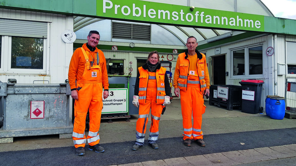 Jens Junge (Vorarbeiter), Melanie Paulsen und Holger Stutz vor der Problemstoff-Annahmestelle des Recyclinghofes in Sasel