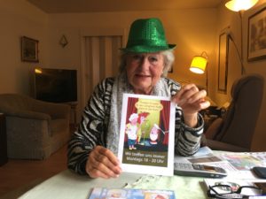 Viola Sagelsdorff zeigt den Flyer ihrer Theatergruppe