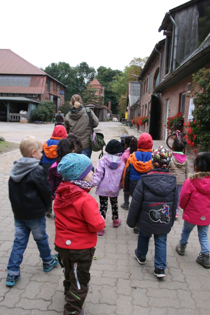 Kinder auf dem Weg zum Gut Wulfsdorf
