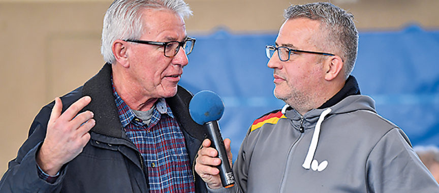 Joachim Sorgenfrey, Präsident des SC Poppenbüttel, im Gespräch mit unserem Sport-Redakteur Sebastian Conrad (l.)