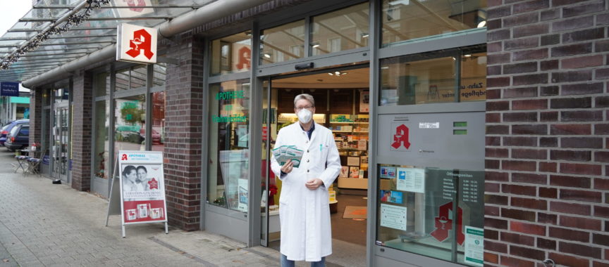 Apotheker Dr. Jörn Gutzmann vor seiner Apotheke