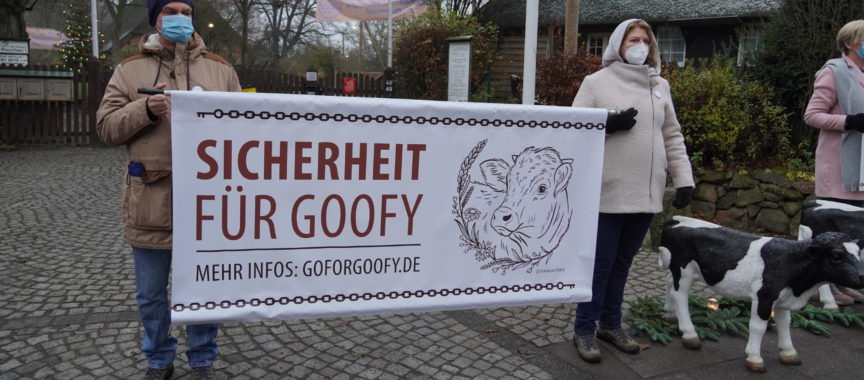 Mahnwache für Goofy vor dem Museumsdorf
