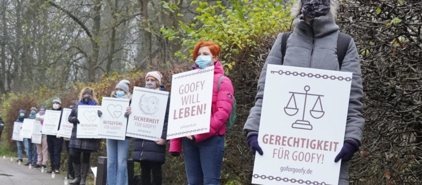 Mahnwache für Goofy vor dem Museumsdorf in Volksdorf