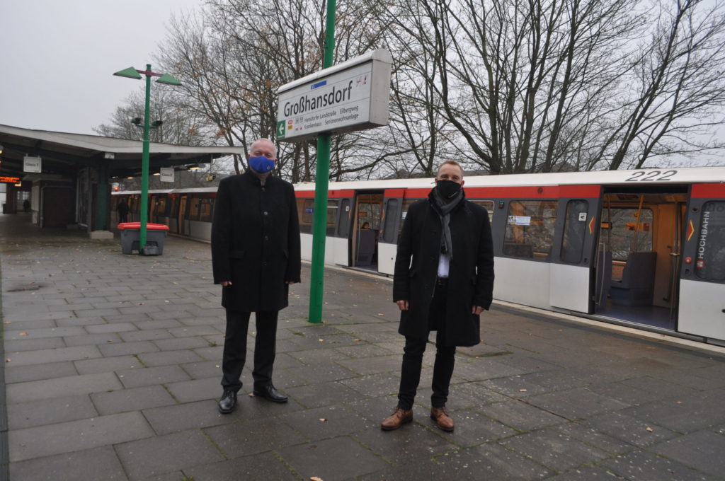 Dr. Henning Görtz und Sven Möller (re.) stehen an der U-Bahn-Haltestelle Großhansdorf