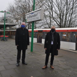 Dr. Henning Görtz und Sven Möller (re.) stehen an der U-Bahn-Haltestelle Großhansdorf