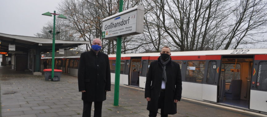 Dr. Henning Görtz und Sven Möller (re.) stehen an der U-Bahn-Haltestelle Großhansdorf