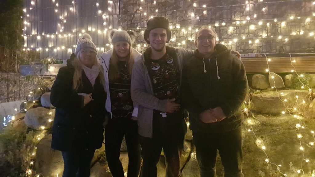 Carmen und Mathias Loth mit ihrem Sohn Christopher und dessen Freundin Monika vor ihrem Haus der 10.000 Lichter am Wohldorfer Damm