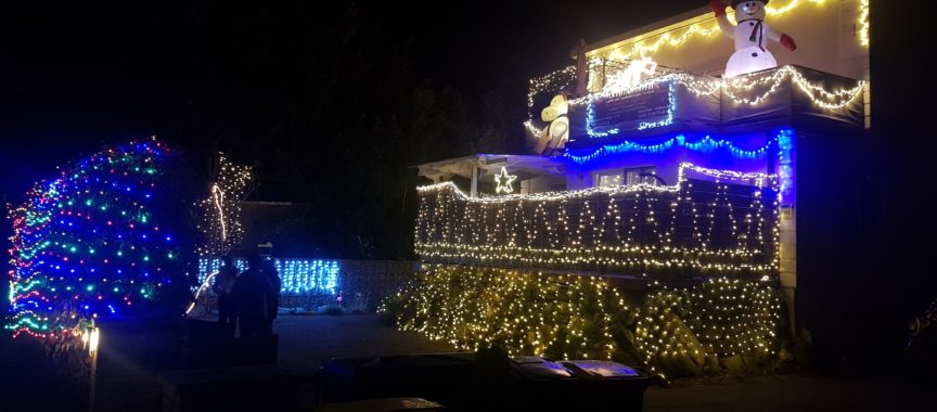 Das weihnachtlich beleuchtete Haus der Familie Loth in Bergstedt