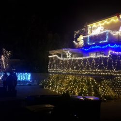 Das weihnachtlich beleuchtete Haus der Familie Loth in Bergstedt