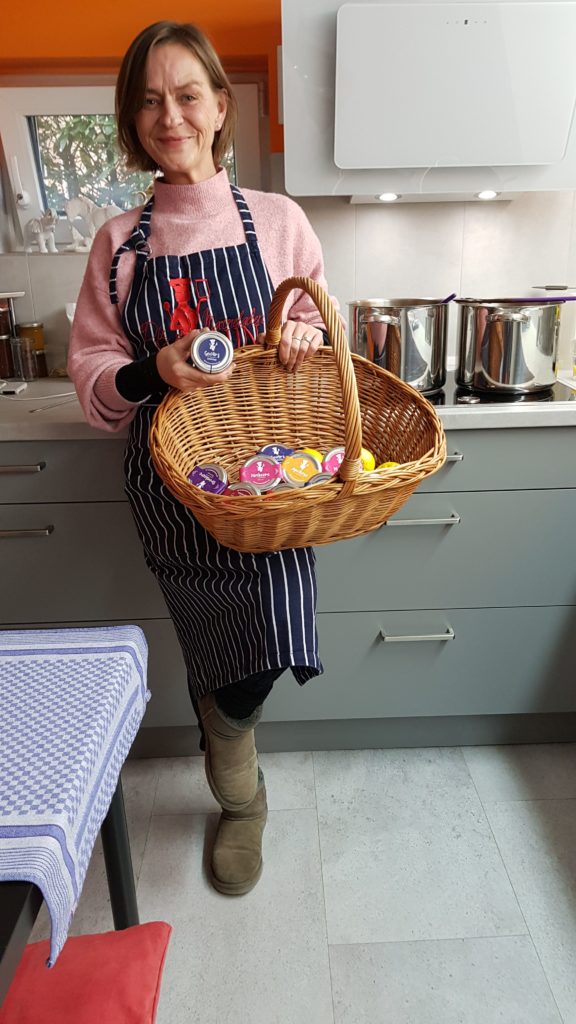 Anja Krenz - die Marmeladenköchin in ihrer Marmeladenküche