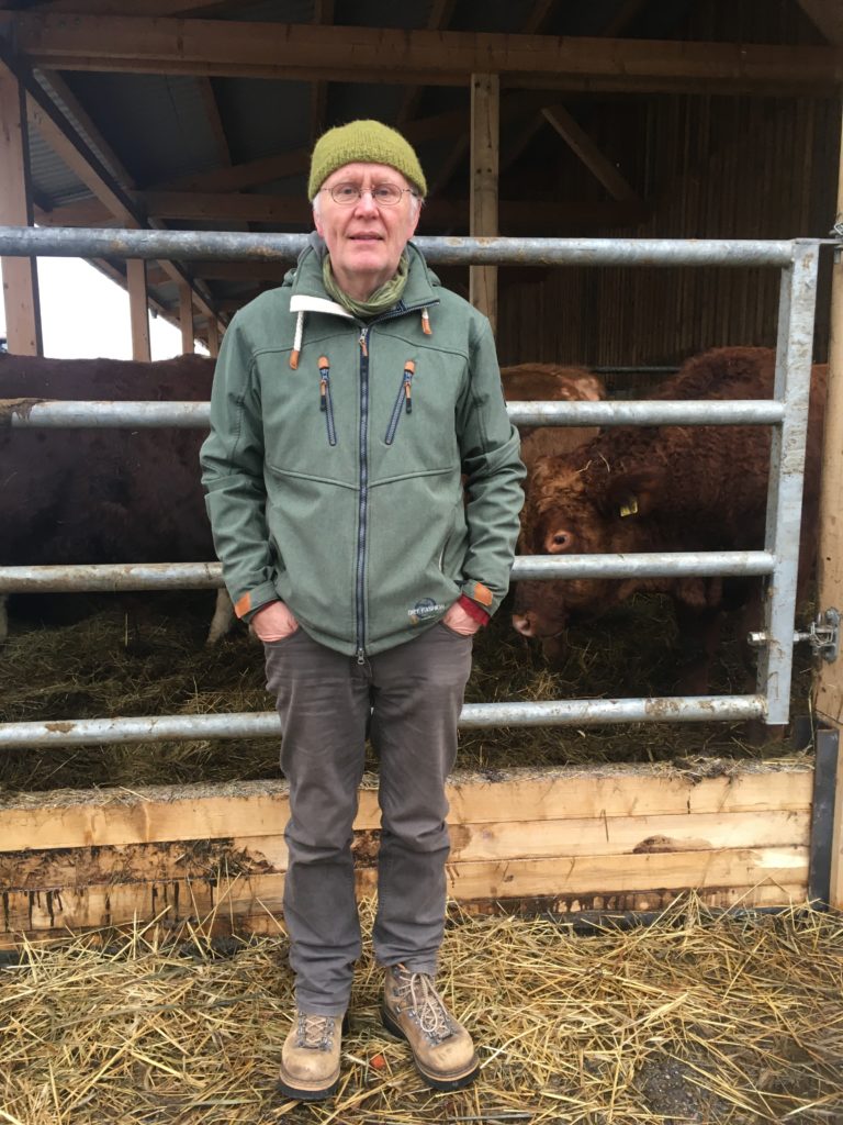 Dieter Cordes vor seinem Stall mit Rindern