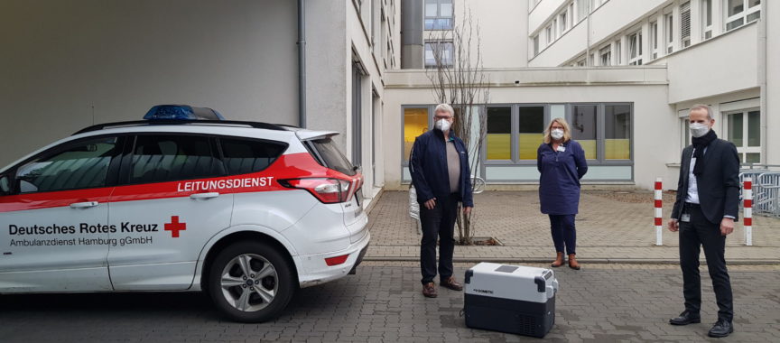 Corona Impfstoff Lieferung vor dem Amalie Sieveking Krankenhaus in Volksdorf
