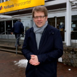 Thilo Kleibauer von der CDU beim Ortstermin in Volksdorf