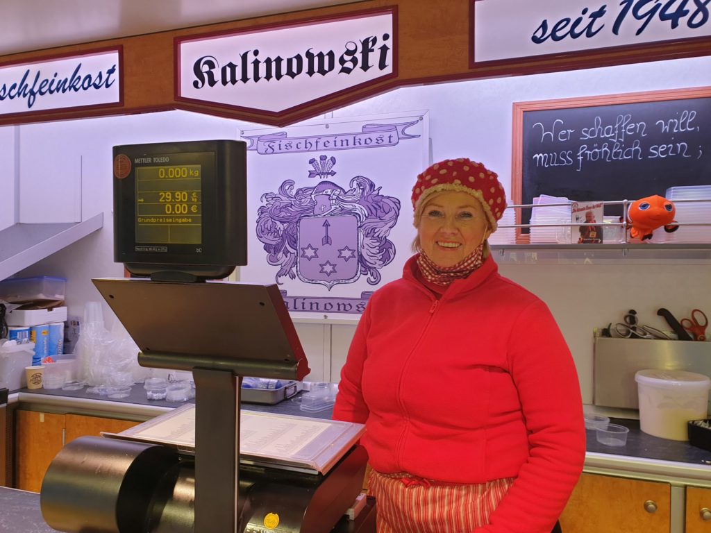 Urda Voß-Kallinowski in ihrem Fisch-Stand auf dem Wochenmarkt in Sasel