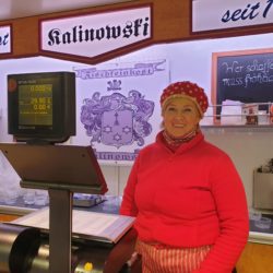Urda Voß-Kallinowski in ihrem Fisch-Stand auf dem Wochenmarkt in Sasel