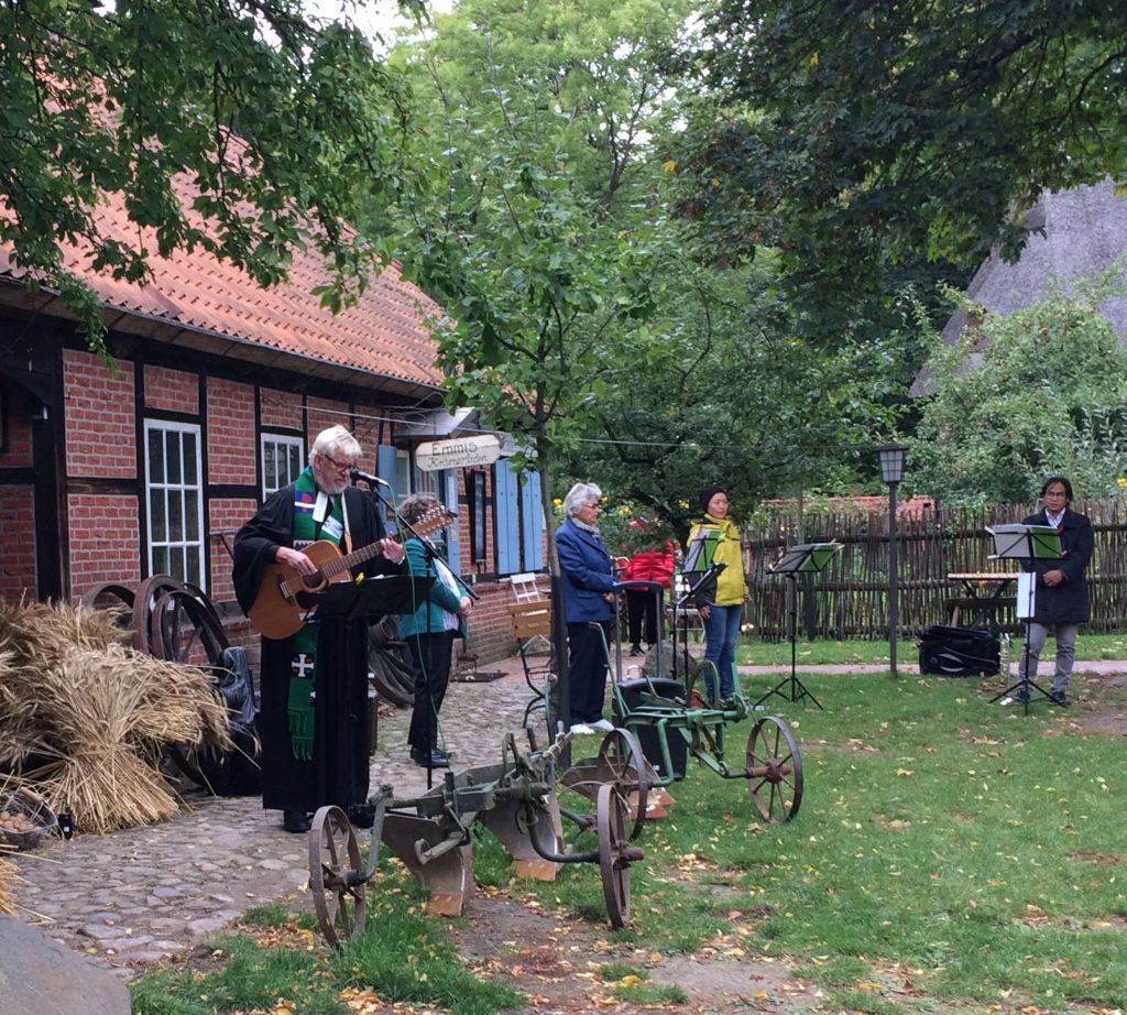 Pastor Burmester beim Erntedank im Museumsdorf