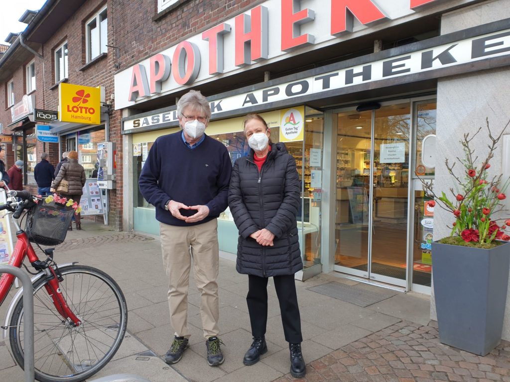 Apotheker Lennartz und Anja Wirtz vor der Saselbek Apotheke