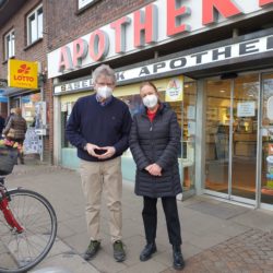 Apotheker Lennartz und Anja Wirtz vor der Saselbek Apotheke