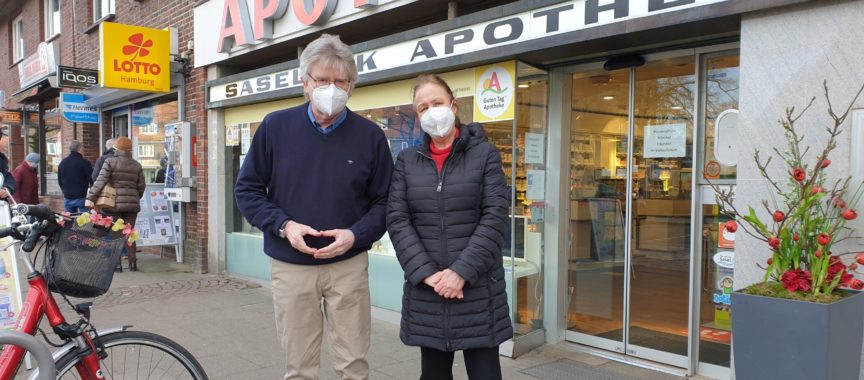 Apotheker Lennartz und Anja Wirtz vor der Saselbek Apotheke