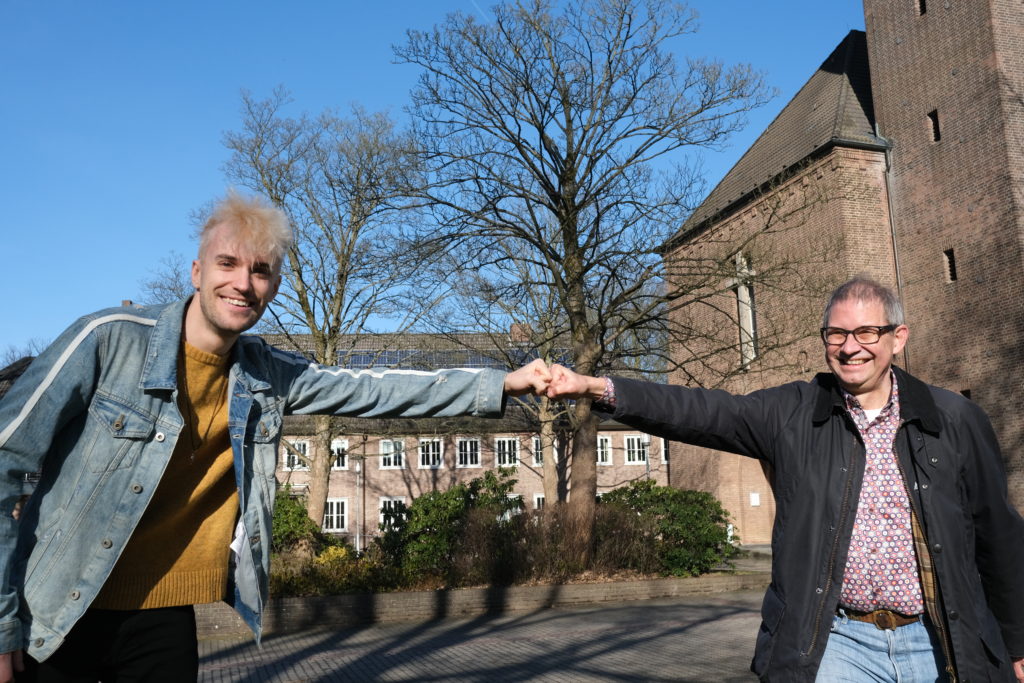 Jendrik Siegwart steht mit Marius Leweke vor der Kirche Rockenhof in Hamburg-Volksdorf