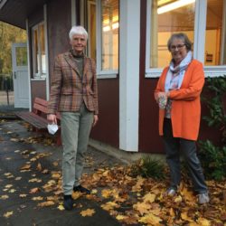 Ute Effinger und Silke Mohr vor dem Flüchtlingslager im Waldweg