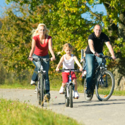 Familie fährt Fahrrad