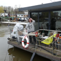 Frau lebt auf einem Hausboot