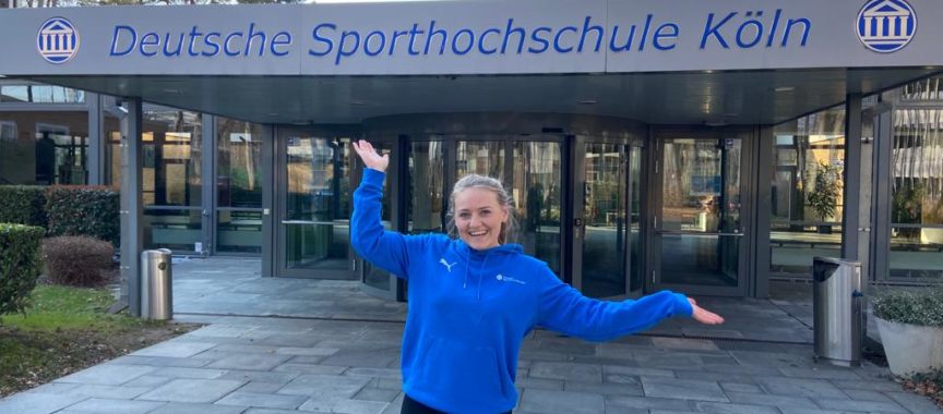 Lynn Ullricht vor der Sporthochschule in Köln