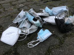 Auf der Wanderung eingesammelter Masken-Müll