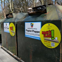 Papiercontainer der Müllabfuhr haben neue Aufkleber