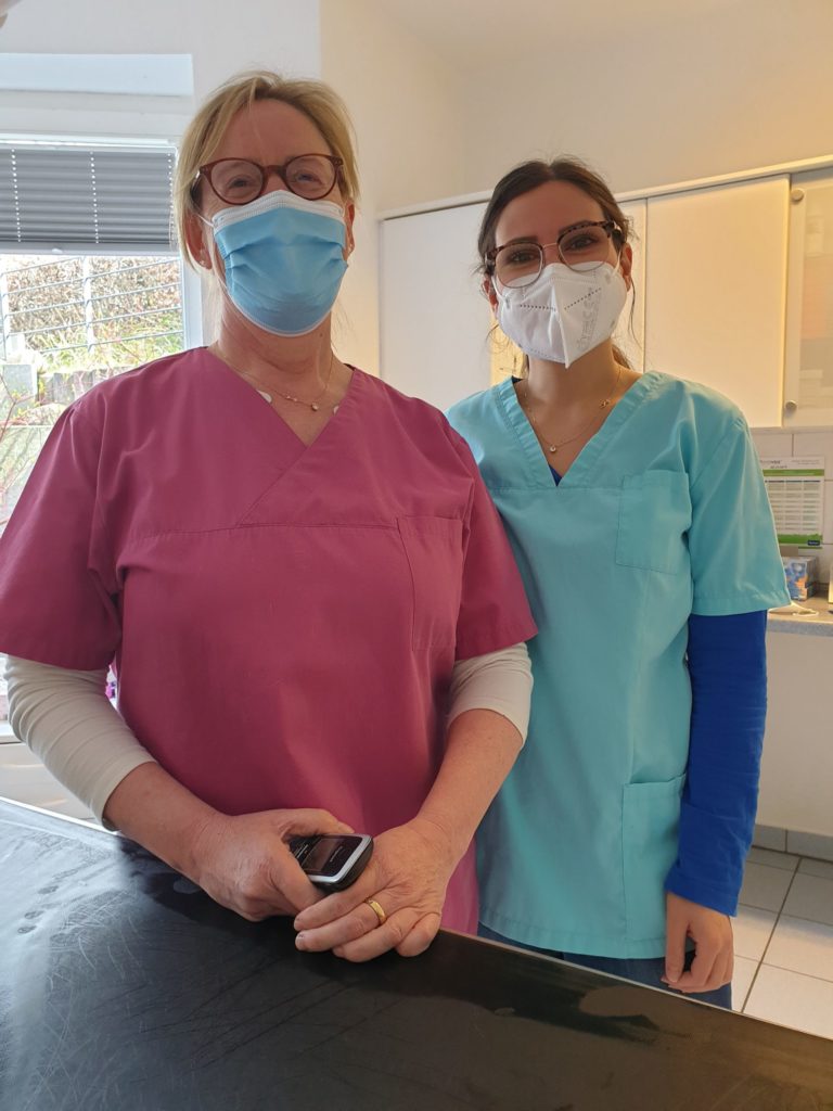 Tierärztin Dr. Sabina von Ahnen in Volksdorf mit Assistentin