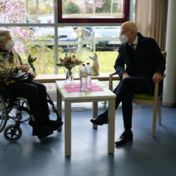 Bürgermeister Peter Tschentscher im Gespräch mit Karin Sievers, Hamburgs erstem Impfling, Karin Sievers