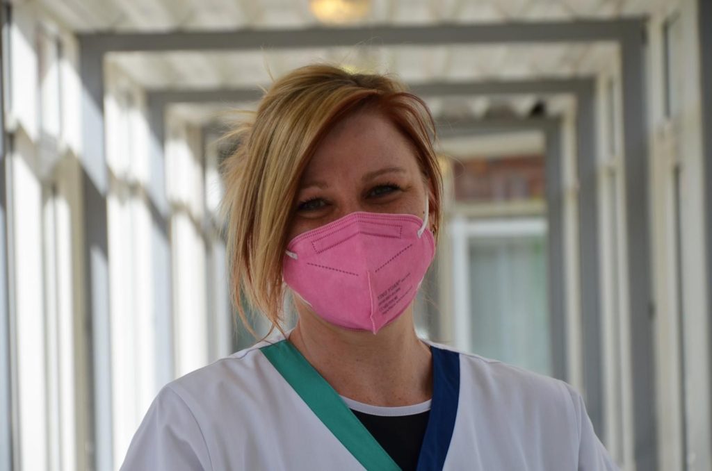 Liebt ihren Beruf und ist mit Herz und Seele dabei: Pflegefachfrau Nicole Baer. Foto: Burmester