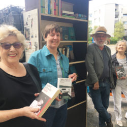 Beate Axt, Hilke Bleeken, Jürgen Kruse und Nachbarin Renate Köppe freuen sich über den neuen „Büchertauschturm“ am Norbert-Schmid-Platz.