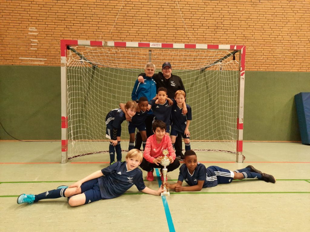 Fußballtrainer Torsten Laabs (links) freut sich über die strahlenden Gesichter seiner F-Jugendmannschaft. Ab sofort treffen sich die 9- und 10-Jährigen wieder regelmäßig mit allen Spielern zum Mannschaftstraining.