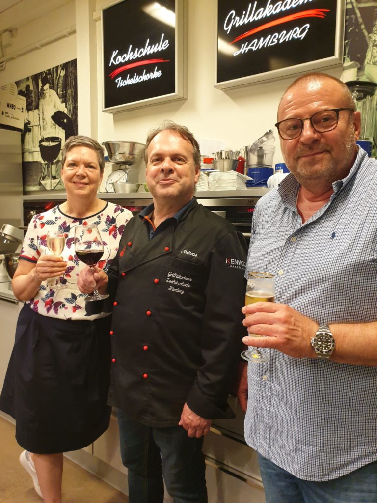 Claudia und Olaf Jaensch mit Grillakademie Inhaber Andreas Tschetschorke, Mitte (C) MD