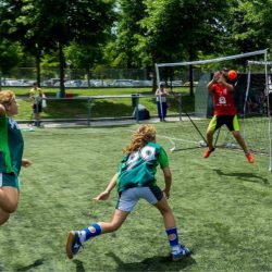 Handball Kids spielen draußen