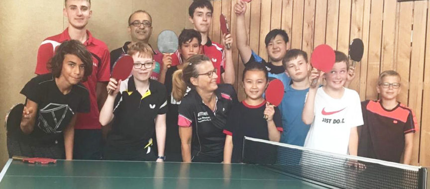 Tischtennis Gruppe SC Poppenbüttel mit Jugendleiterin Claudia Mählhop