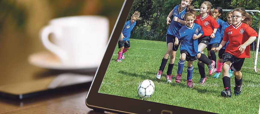 digital-marketing, Fußball-Kids auf Laptop-Bildschirm