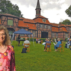 Julia Barthe (56), erste Vorsitzende des Bürgervereins Wellingsbüttel, vor dem Torhaus.