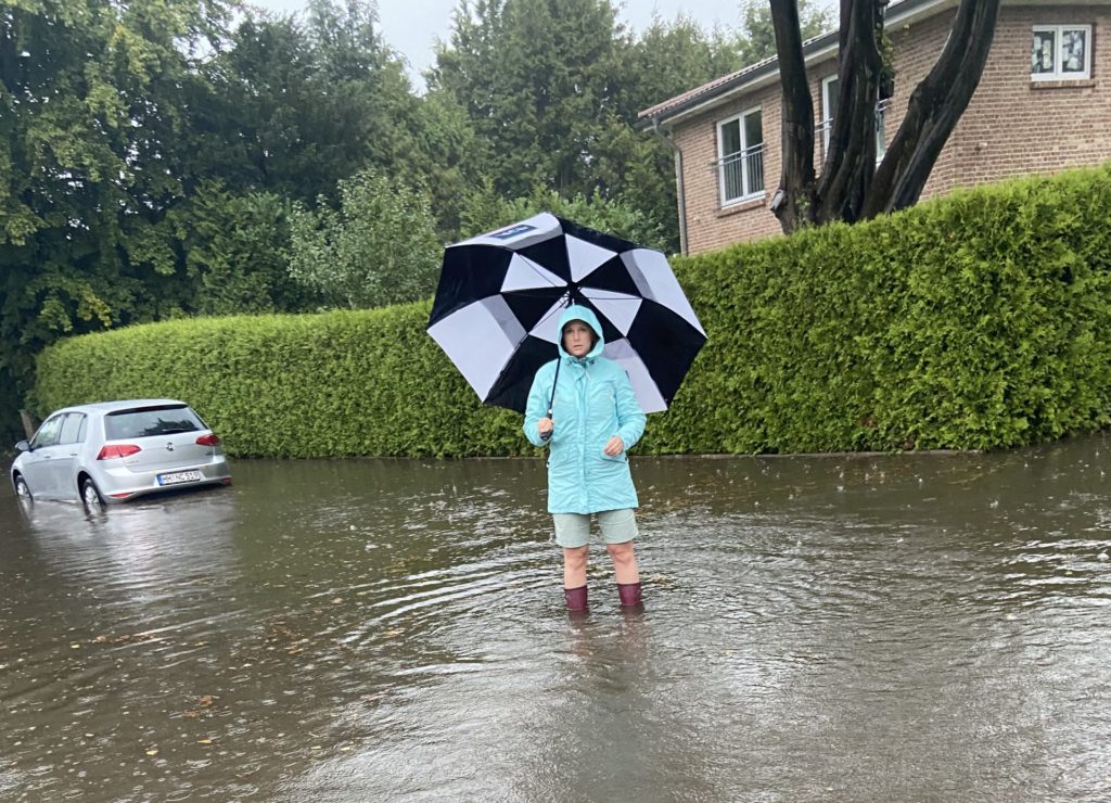 Überschwemmte Straße in Sasel